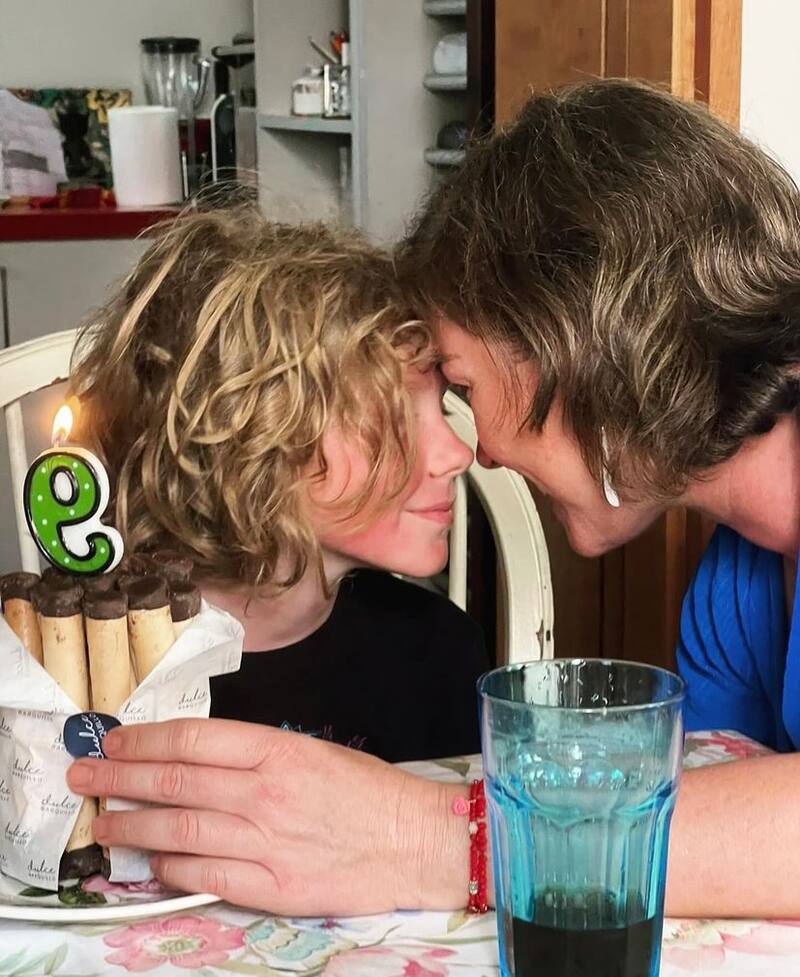 Javiera Contador junto a su hijo Theo.