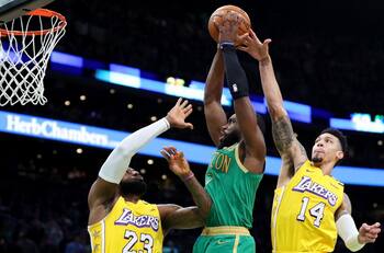 Superestrella de la NBA acusa a sus hinchas de "tóxicos"