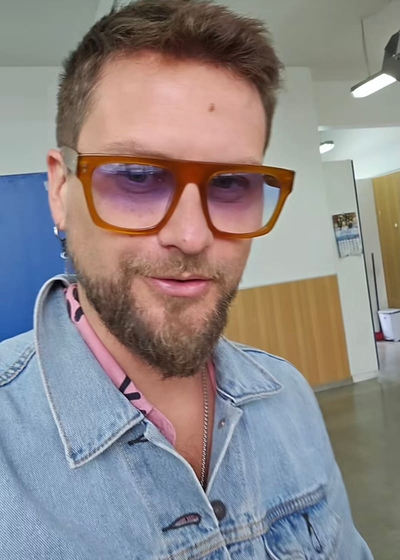 El animador fue a votar.