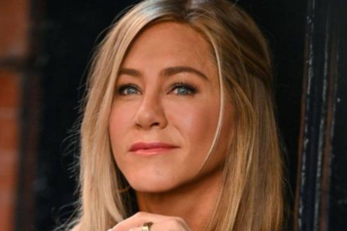 Jennifer Aniston mostró una nueva imagen al lucir sus canas