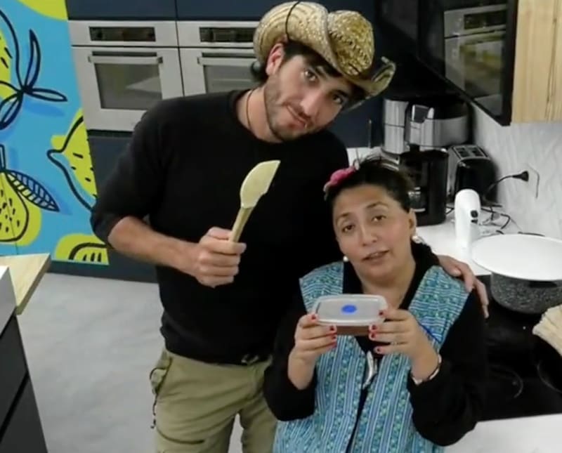 Jennifer Galvarini mostrando su regalo para "Gran Hermano". Foto: CHV.