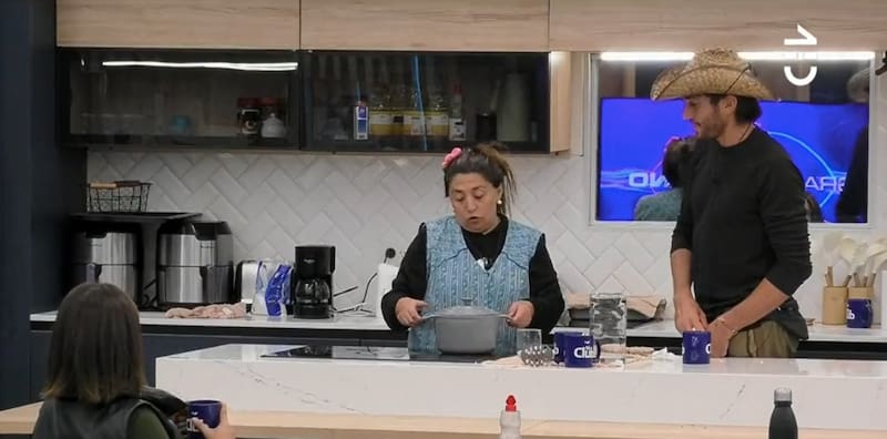 Jennifer Galvarini y Federico Farrell preparando la mermelada. Foto: CHV.