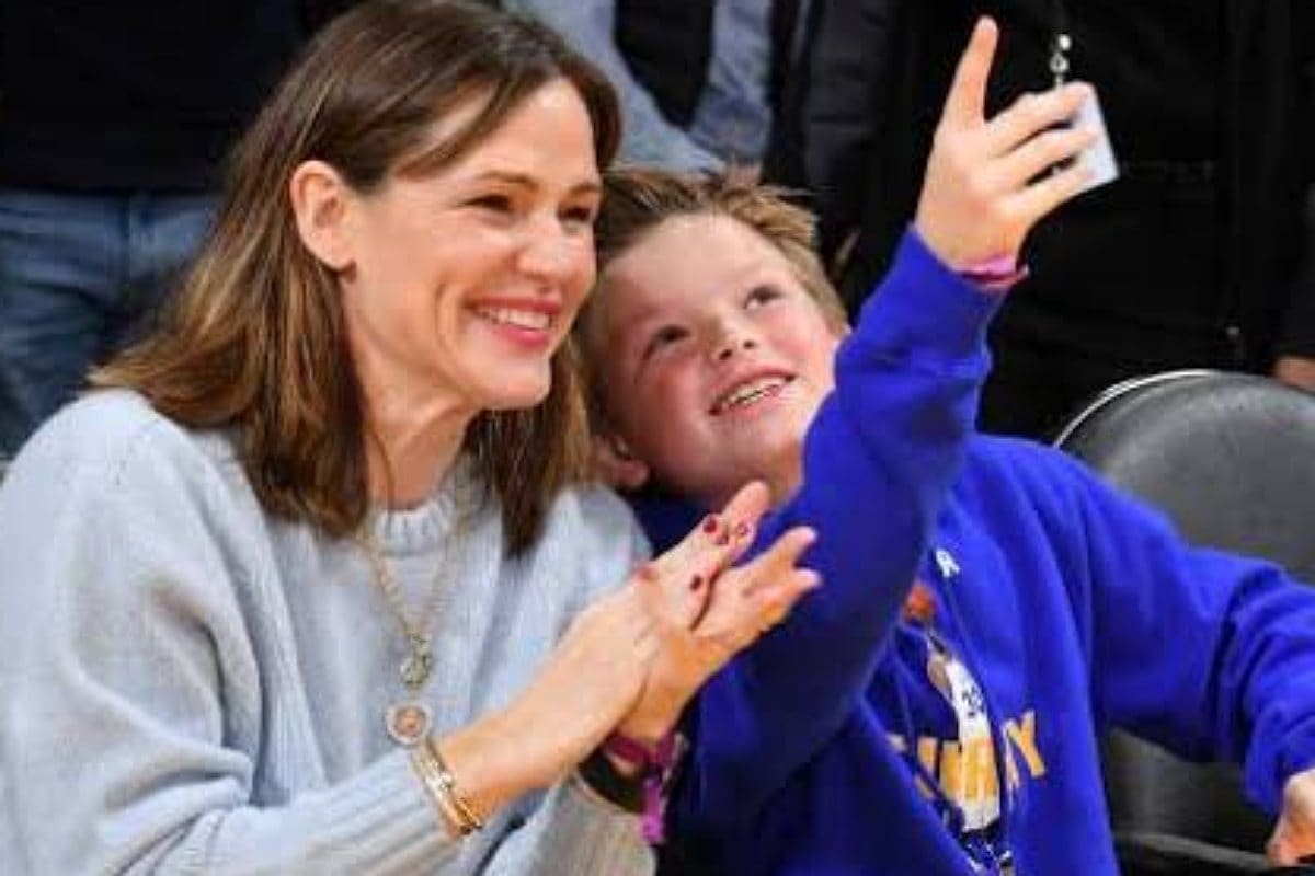Jennifer Garner La actriz fue captada con su hijo Samuel de 10 años en su camino a la escueal - Créditos: Internet