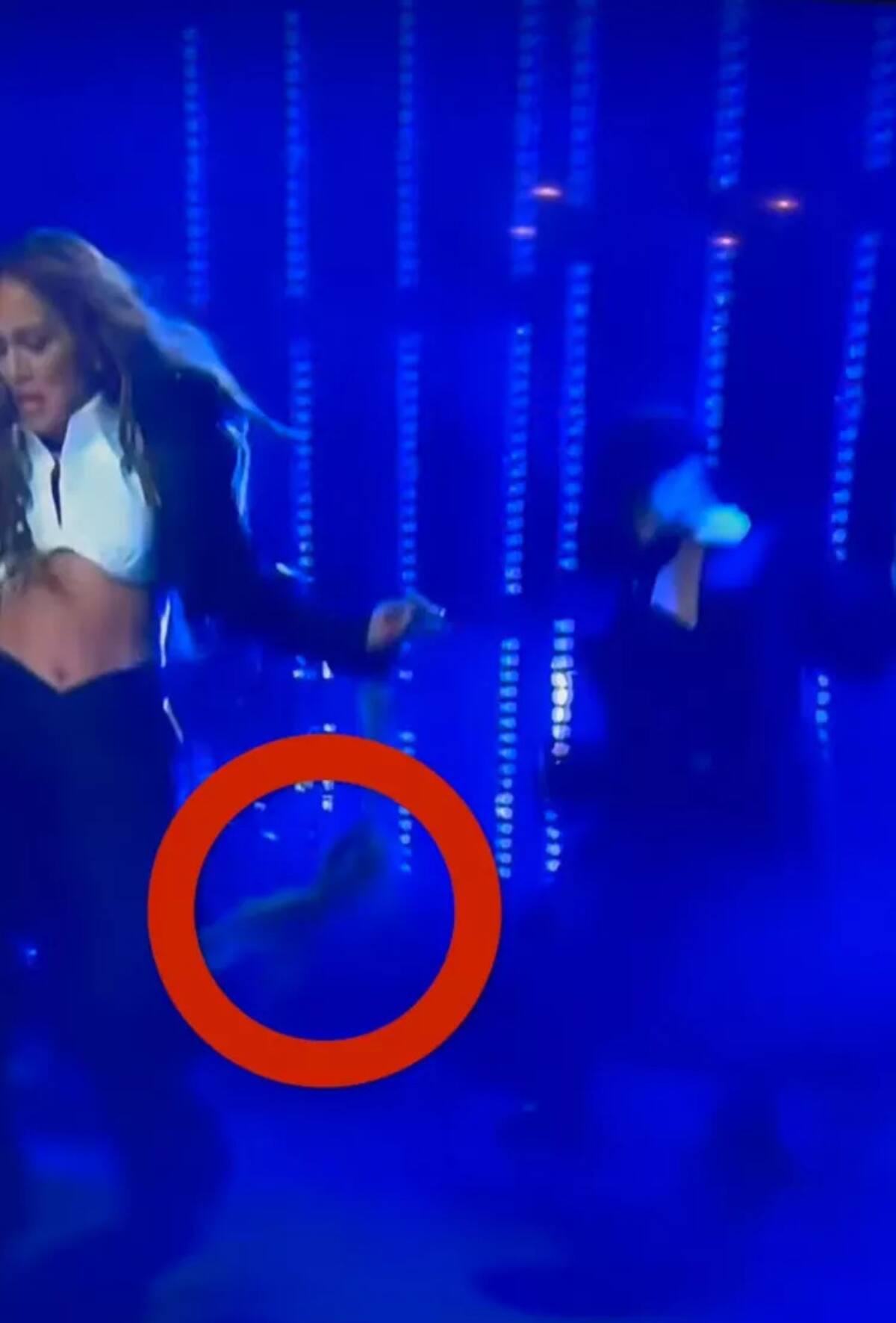 Jennifer López en el momento justo cuando agarra la extensión y la bota al piso. - Créditos: Captura de Pantalla