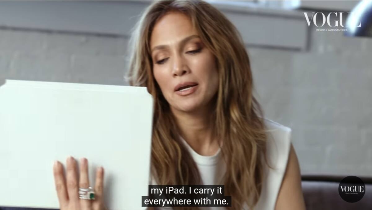 El ipad es uno de los objetos que lleva la cantante en su bolsa de mano.