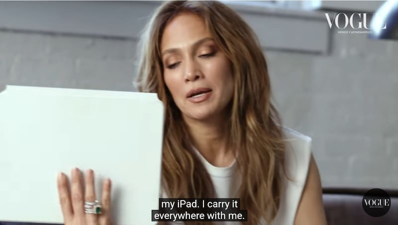 El ipad es uno de los objetos que lleva la cantante en su bolsa de mano.