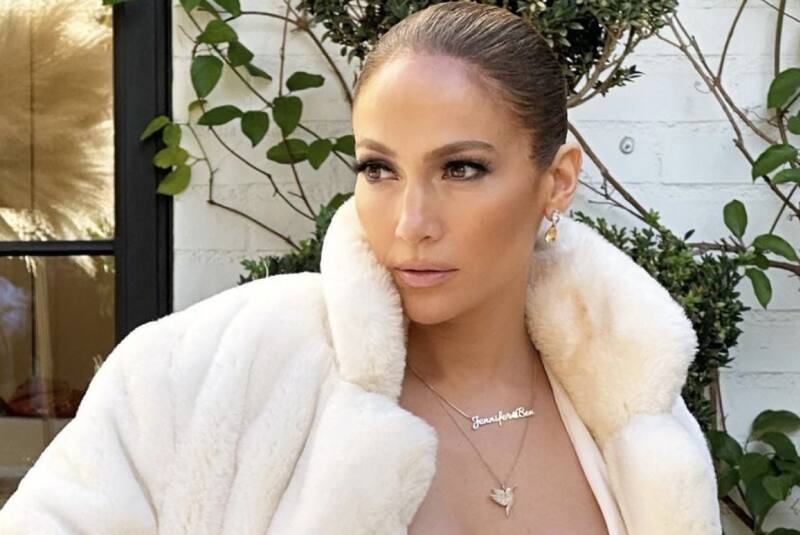Jennifer López  La actria y cantante marca tendencia con sus uñas en esta primavera  - Créditos: IG Jennifer Lopez