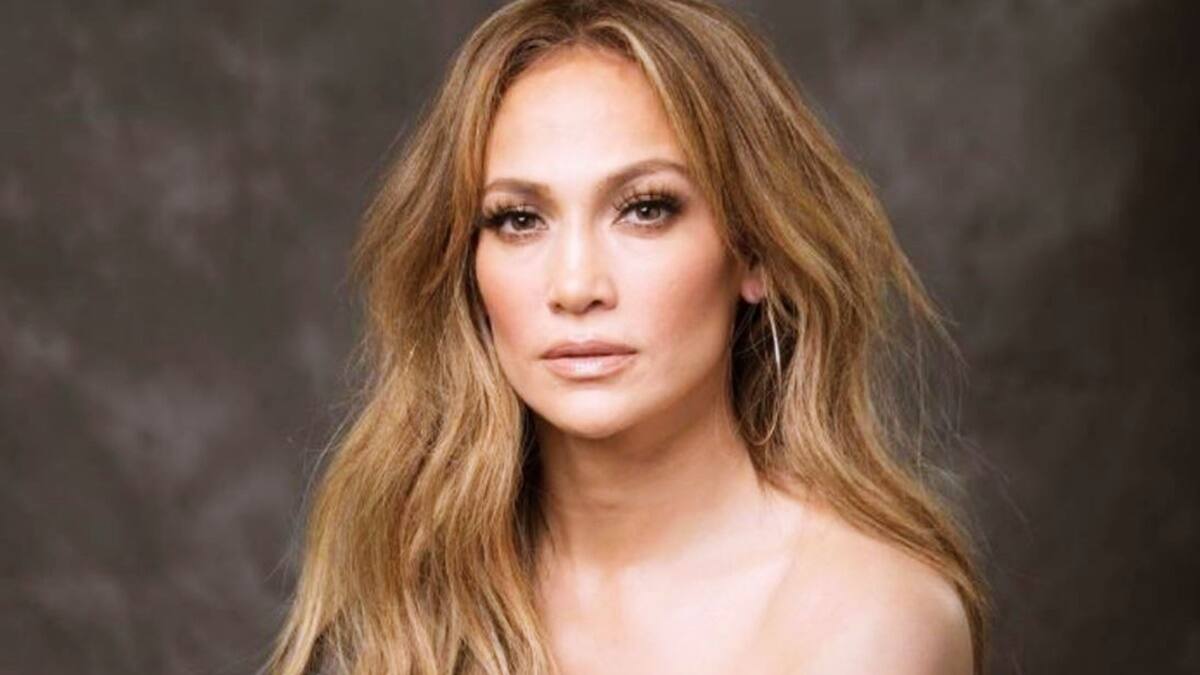 Jennifer Lopez posa en diminuta lencería y causa furor en redes sociales