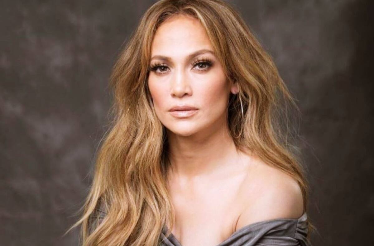 Jennifer Lopez posa en diminuta lencería y causa furor en redes sociales