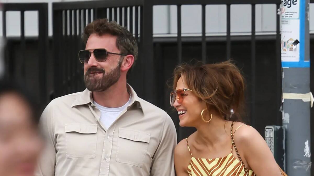 Jennifer Lopez y Ben Affleck desmienten rumores de crisis matrimonial con un apasionado beso