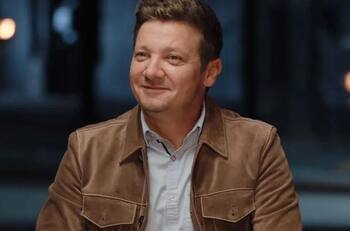 Jeremy Renner camina por primera vez tras el accidente que tuvo con un quitanieves