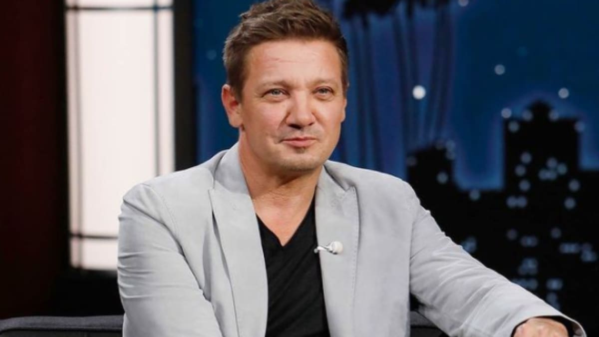 Jeremy Renner reaparece en alfombra roja con un bastón tras accidente con una máquina quitanieves