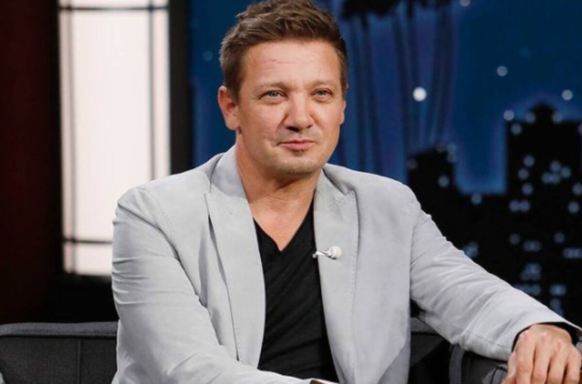 Jeremy Renner reaparece en alfombra roja con un bastón tras accidente con una máquina quitanieves