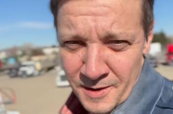 Casi recuperado: Jeremy Renner se muestra paseando por Six Flags luego de estar al borde de la muerte