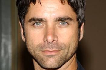 John Stamos se somete a cirugía y así luce desde la cama de un hospital