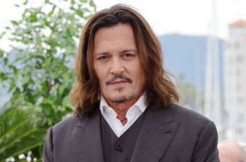 Johnny Depp rompe en llanto tras ser ovacionado en su regreso al Festival de Cine de Cannes