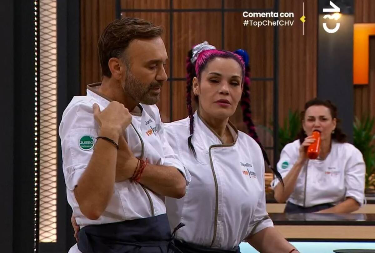 Jordi Castell perdió el equilibrio en su asiento. Créditos: Pantallazo CHV