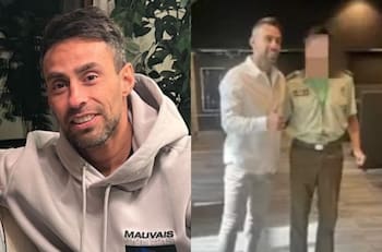 Hasta firmó camisetas: Así fue el tour que le hizo Carabineros a Jorge Valdivia por dos edificios de la institución