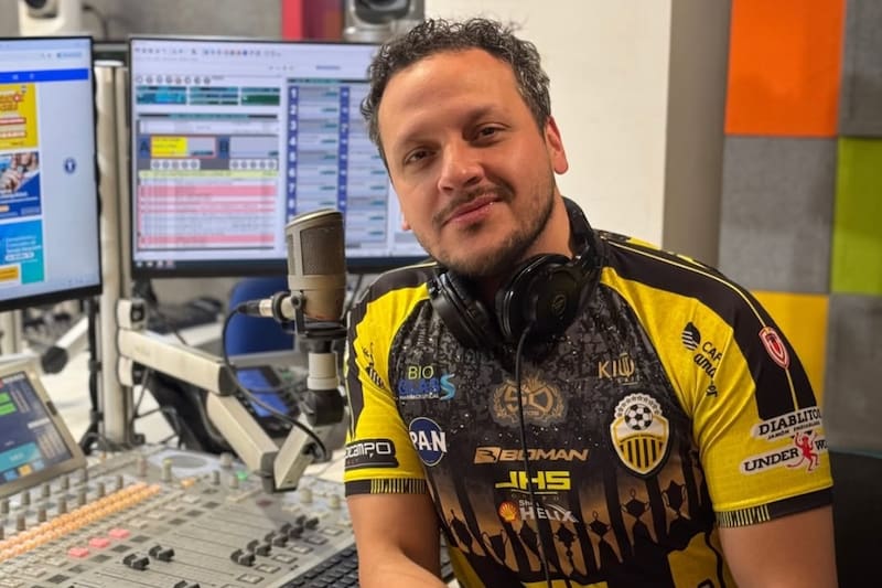 es locutor de Radio Corazón y Los 40.