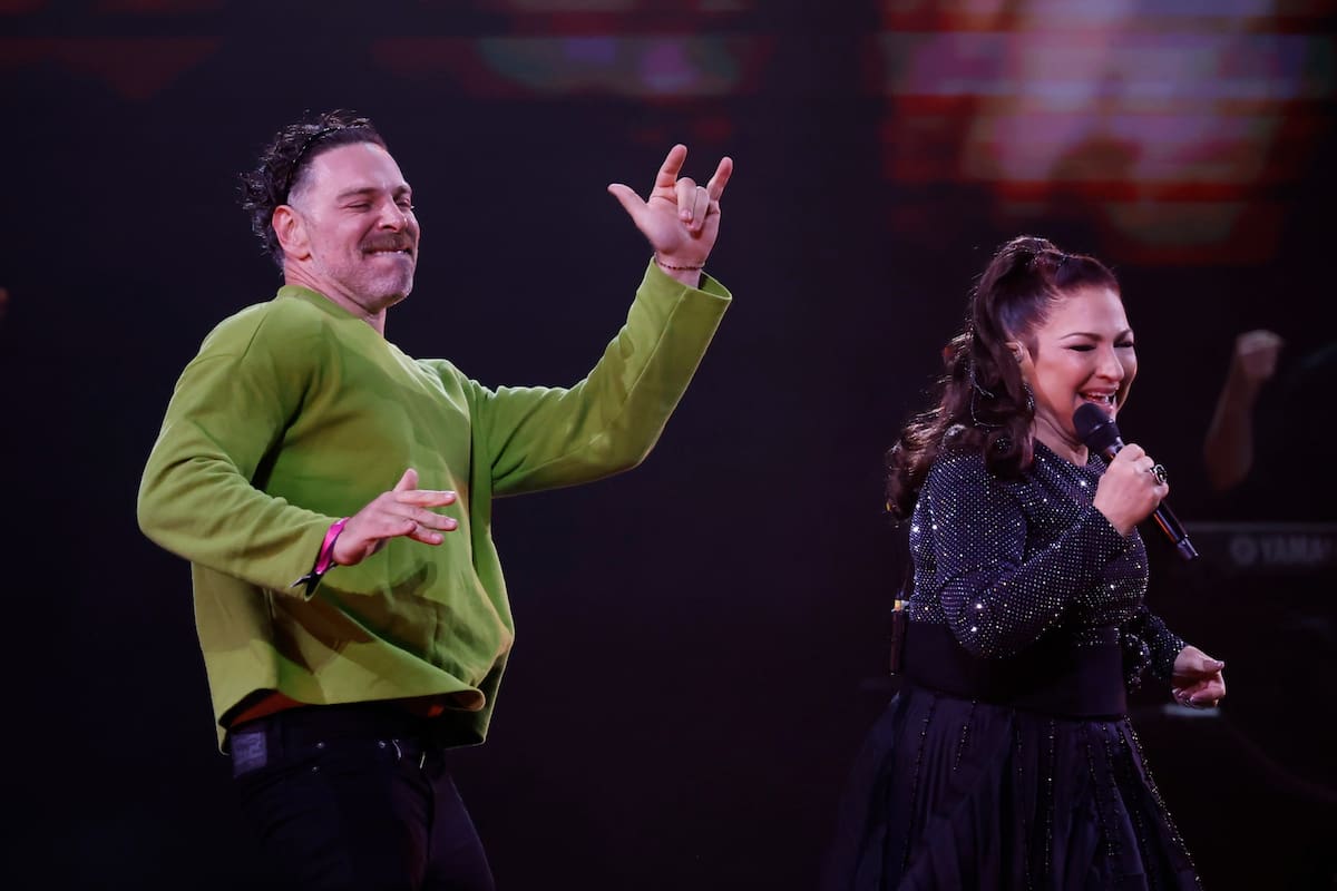 El periodista generó divididos comentarios luego de subirse al escenario de la Quinta Vergara con Gloria Estefan. Foto: Agencia Aton.