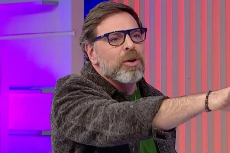 Nueva polémica que involucra al conductor tras supuesto maltrato.