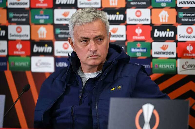 The Special One tiró la medalla de subcampeón al público e insultó al árbitro tras la final de la Europa League