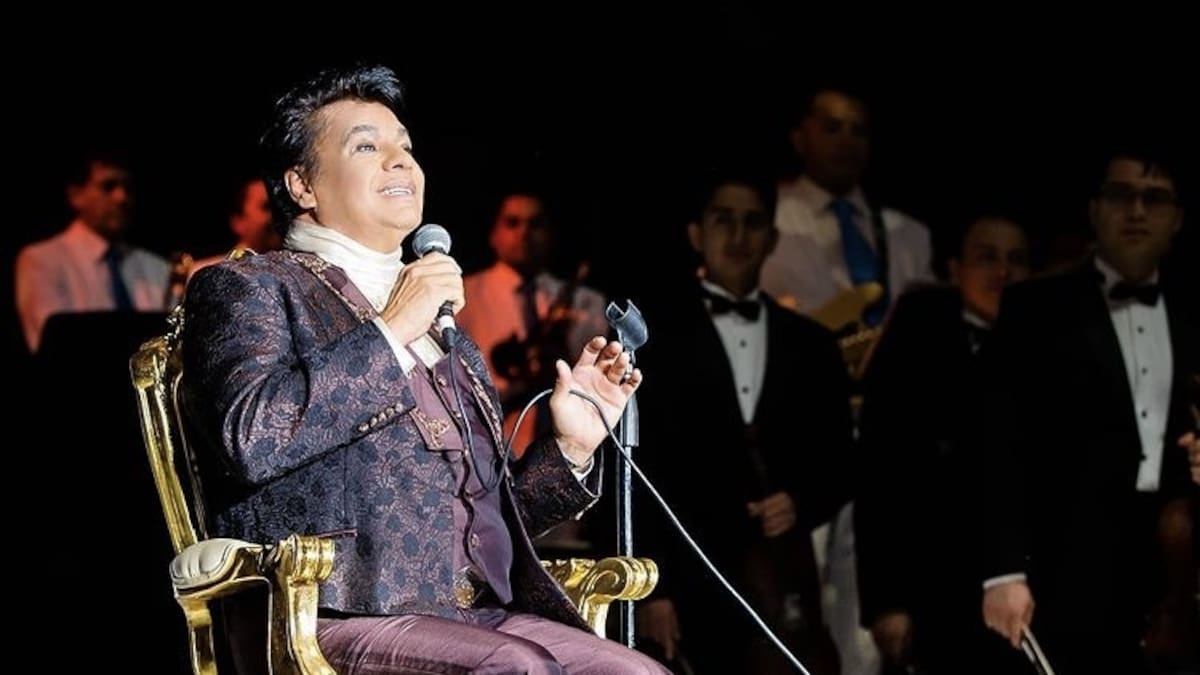 Acta de defunción de Juan Gabriel es mostrada por Silvia Urquidi