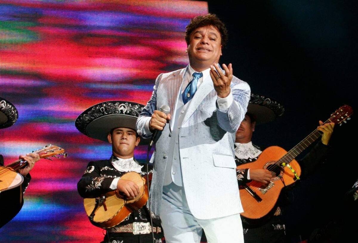 Juan Gabriel tiene mil 800 canciones y la más buscada es "Abrázame muy fuerte". - Créditos: Especial