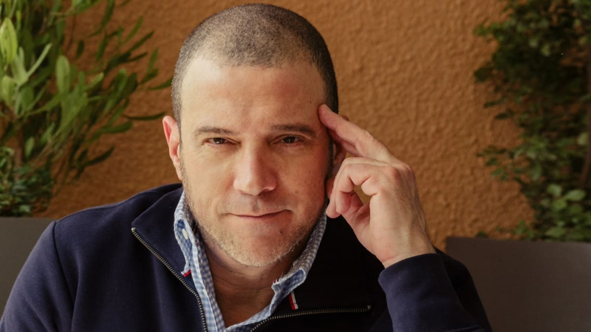 Otro duro golpe para Julián Elfenbein: queda fuera del nuevo estelar de Chilevisión y el canal se ve obligado a alargar Fiebre de Baile