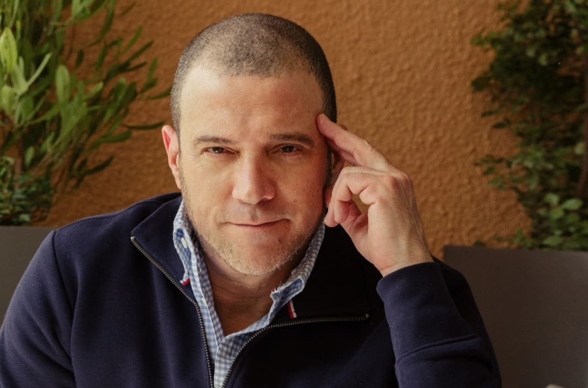 Otro duro golpe para Julián Elfenbein: queda fuera del nuevo estelar de Chilevisión y el canal se ve obligado a alargar Fiebre de Baile