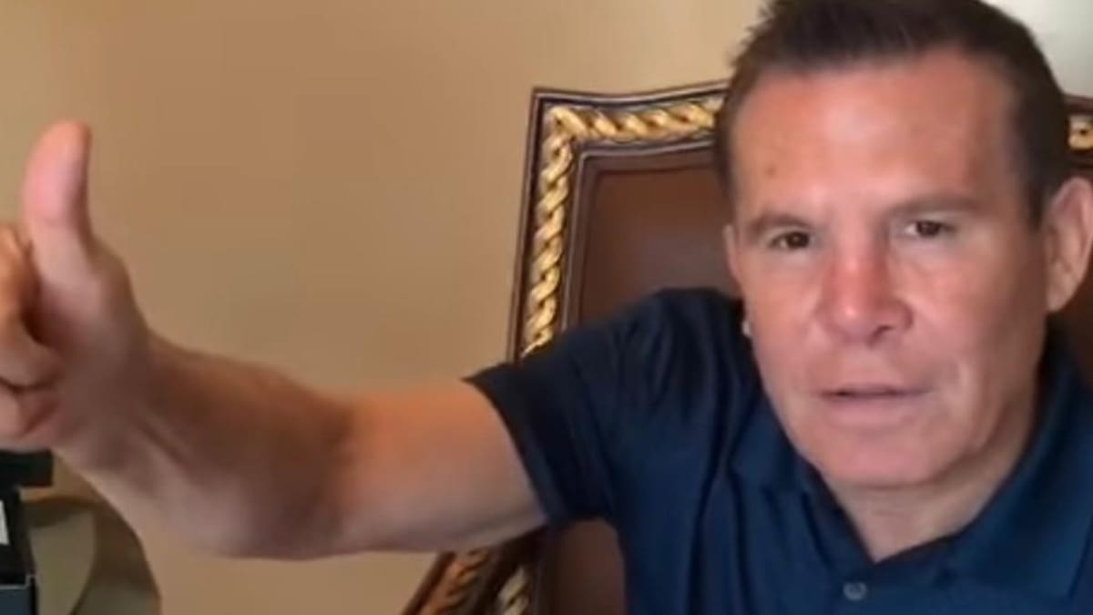 Mark Wahlberg dice "Sí" a la inesperada propuesta de Julio César Chávez