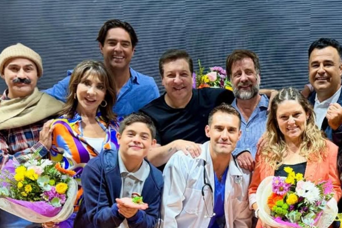 Junto al elenco de Teatro en Chilevisión. Foto: @jcrodriguezoriginal en Instagram