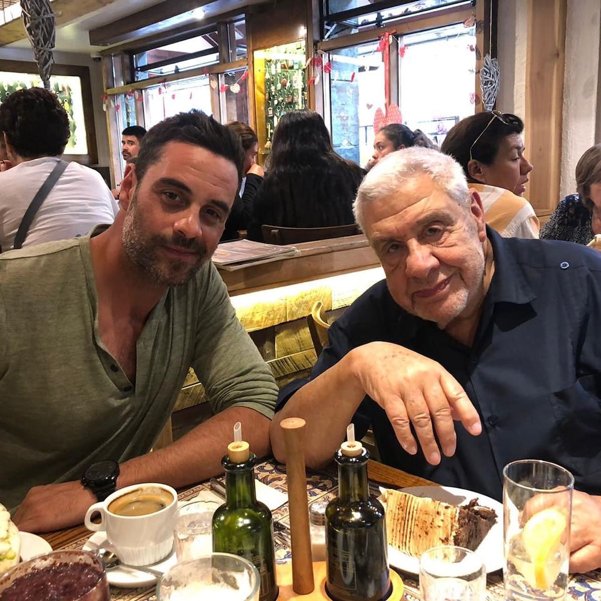 Compartiendo con su padre. Foto: Instagram.