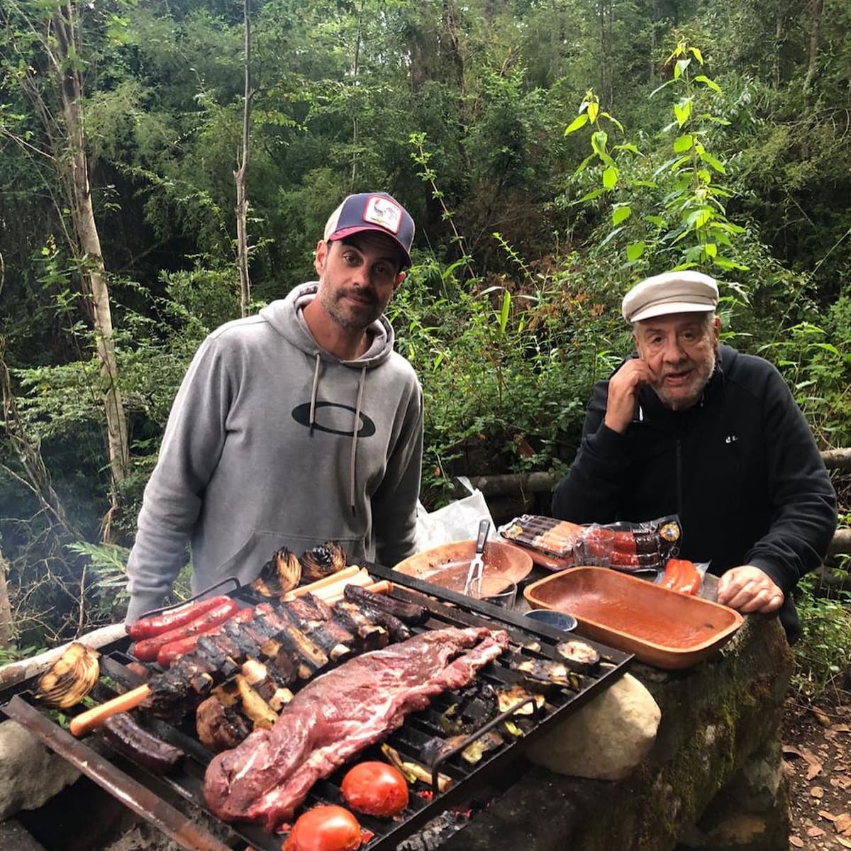 En un asado junto a su padre. Foto: Instagram.