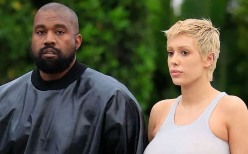 La "esposa" del rapero apareció descalza y en bikini en Italia