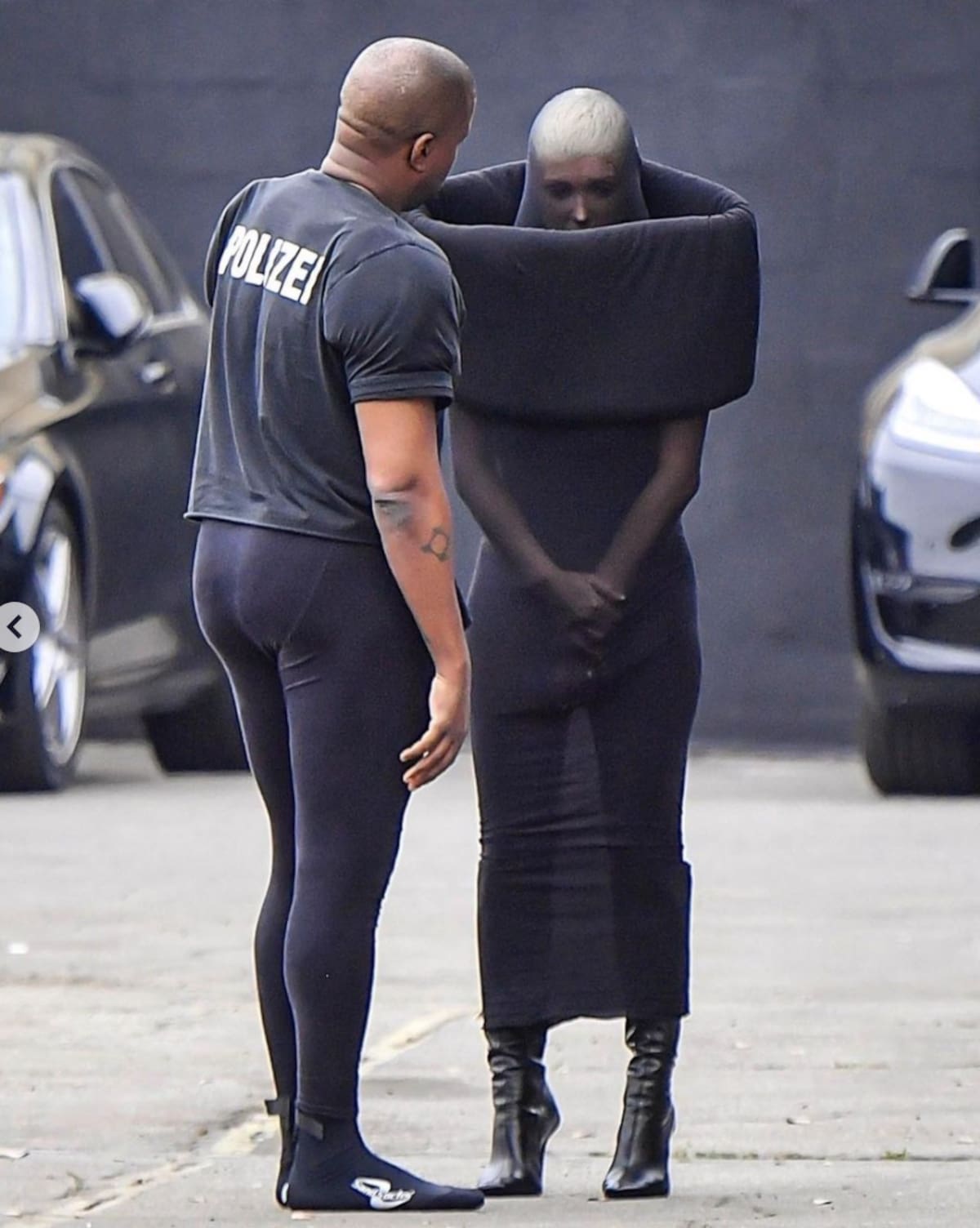 La pareja en camino a la iglesia el domingo