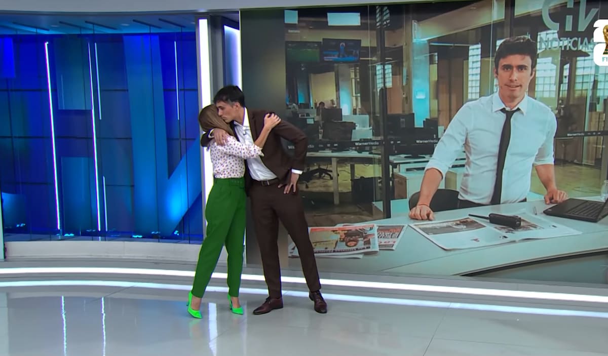 Y su abrazo de despedida a Roberto Cox. Foto: Reproducción.
