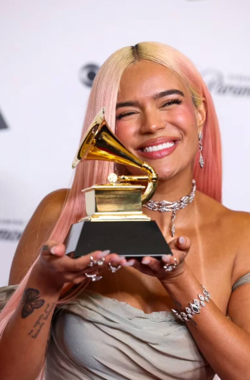 Karol G con uno de sus galardones del Grammy.