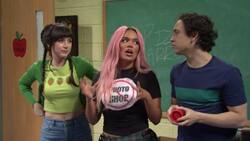 Karol G junto a Ana de Armas hace una declaración contra el uso de Photoshop en Saturday Night Live