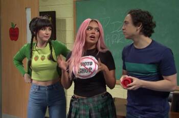 Karol G junto a Ana de Armas hace una declaración contra el uso de Photoshop en Saturday Night Live