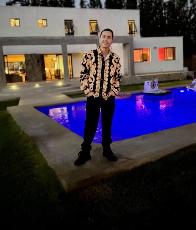 El comunicador deslumbró con un outfit distinto.