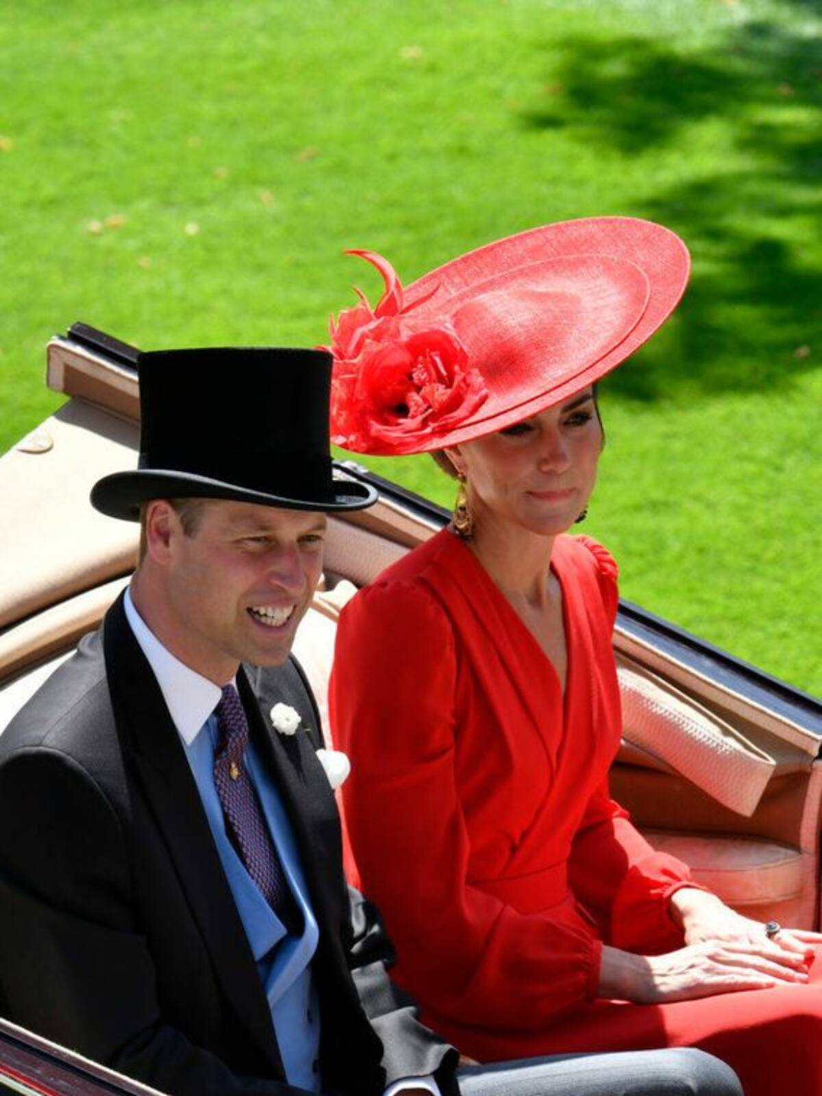 Kate Middleton lució un vestido en color rojo de Alexander McQueen