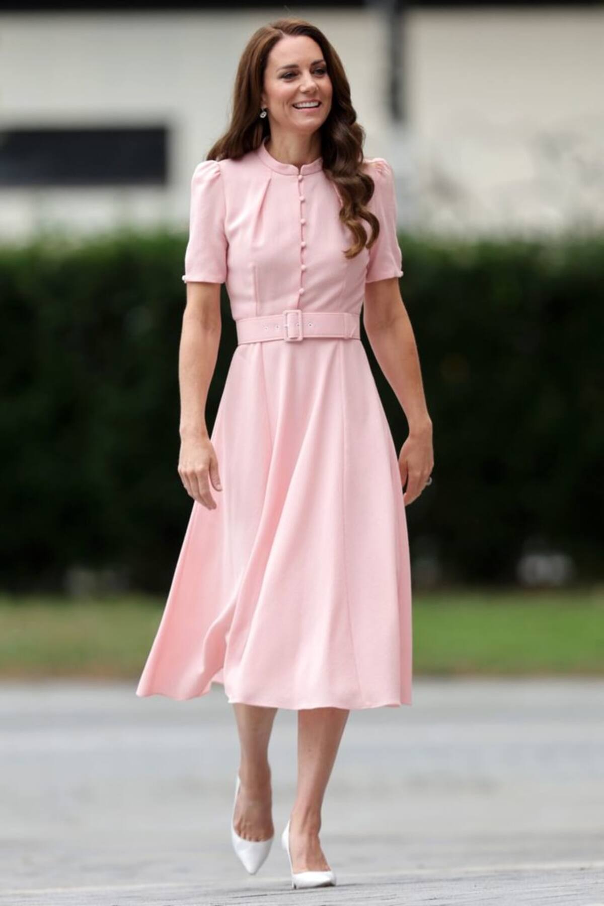 La Princesa de Gales deslumbró con un vestido rosa de Beulah London en su visita al museo Young V&A.
