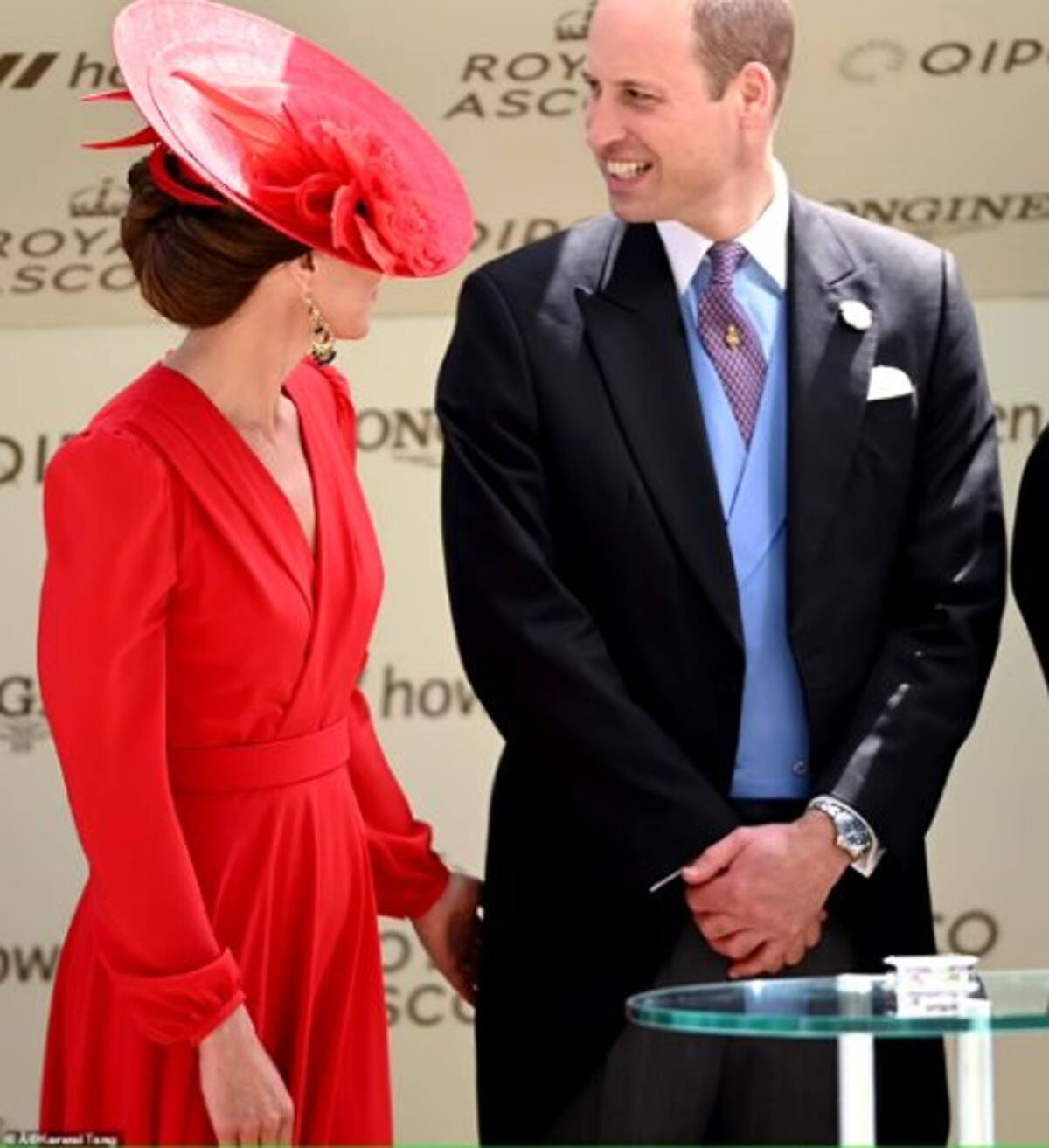 La princesa de Gales da nalgada al príncipe William en el Royal Ascot.