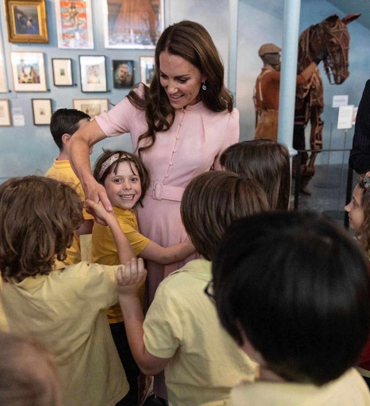 La Princesa de Gales convovió al recibir muchos abrazos de estudiantes durante su visita al museo Young V&A.