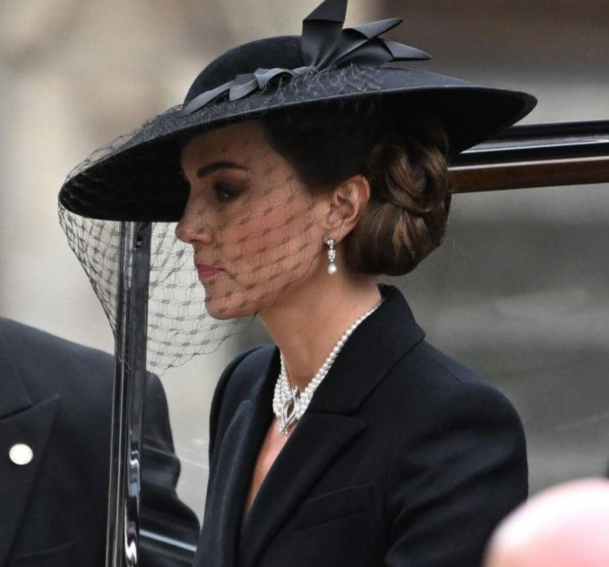 Kate Middleton luce un collar de perlas niponas en conmemoración del fallecimiento de la reina Isabel.