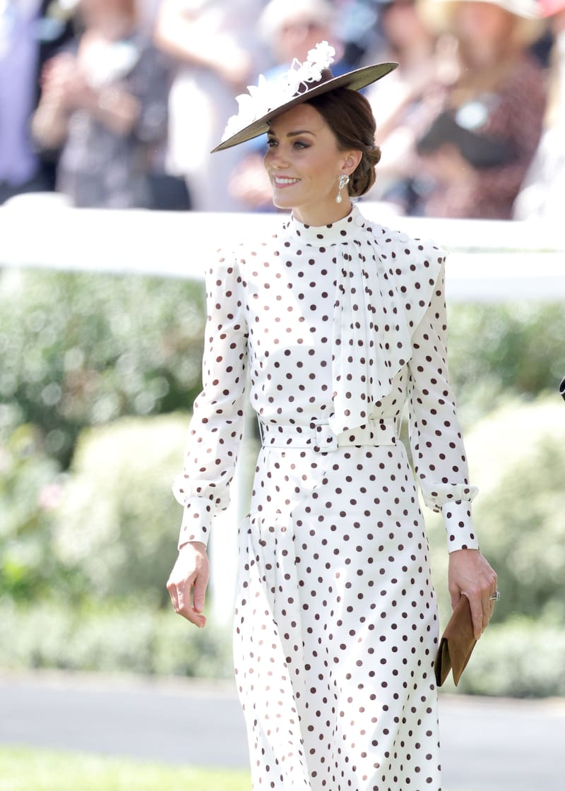 Kate Middleton luce un estampado lunar en referencia a su suegra, la princesa Diana de Gales.