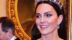 Kate Middleton muestra cómo usar zapatillas de tacón coloridas y lucir elegante