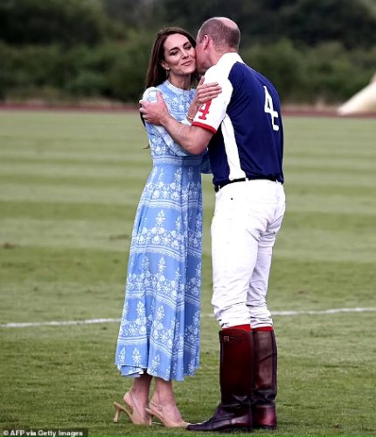 Los príncipes de Gales protagonizan romántico momento en un partido de polo benéfico.