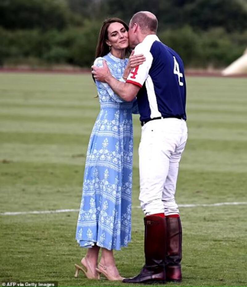Los príncipes de Gales protagonizan romántico momento en un partido de polo benéfico.
